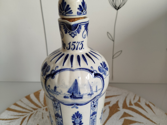 Bouteille à liqueur en Faïence de DELFT décor bateaux TTBE++++SUP