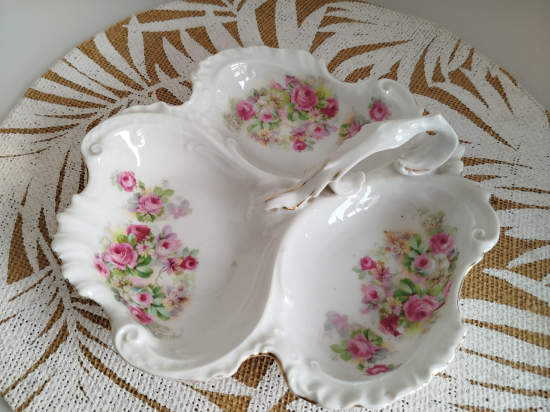 Plat à biscuits en porcelaine de PARIS décors floral TTBE++++SUP